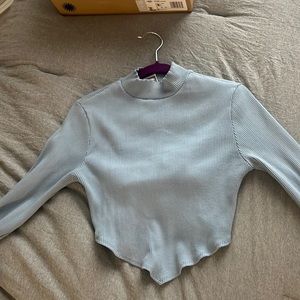 La Luxe blue long sleeve backless crop top